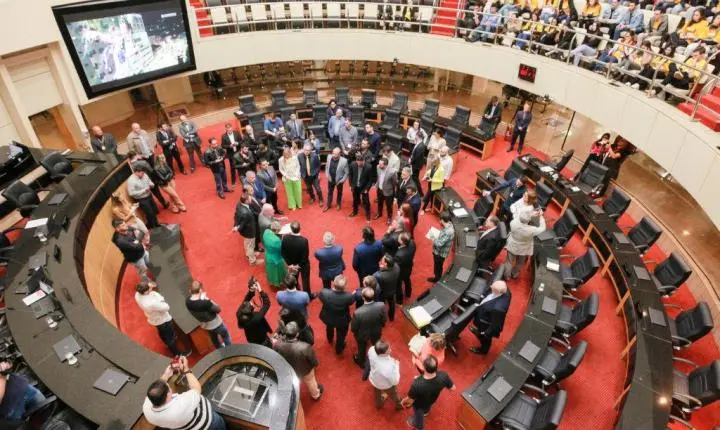 🔄 Janela partidária e renúncias redesenham o mapa político de SC