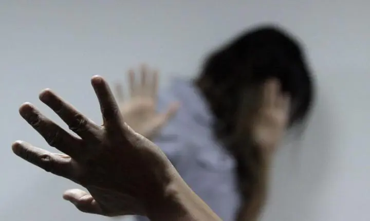🛑 Jovem armado com faca quebra objetos e ameaça familiares - Lei Maria da Penha em Araranguá