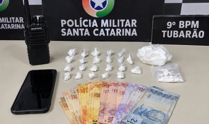 Jovem de 19 anos é preso com porções de cocaína e rádio comunicador em Tubarão