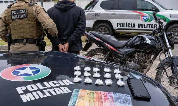 Jovem tenta fugir da PM de moto, sofre queda e acaba preso por tráfico de drogas