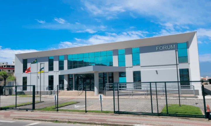 Justiça condena ex-presidente da Câmara de Laguna e empresários por compra de votos e fraude em licitação