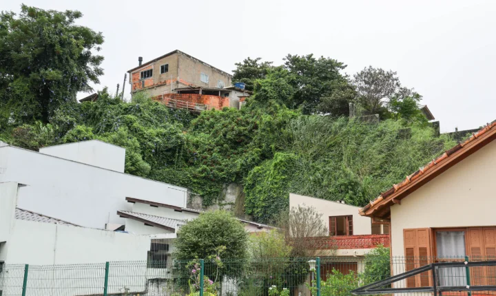Justiça condena Florianópolis a fazer obras em área de risco após 956 dias de omissão
