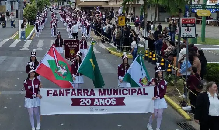 Milhares de famílias lotam a avenida central no grandioso Desfile Cívico de São Ludgero
