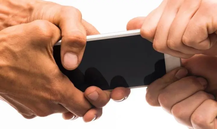 🚔 Motociclista com capacete espelhado rouba celular de pedestre em Tubarão