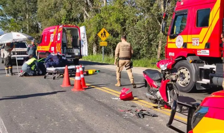 Motociclista de 30 anos sofre fraturas após colisão frontal com van na SC-370 em Tubarão