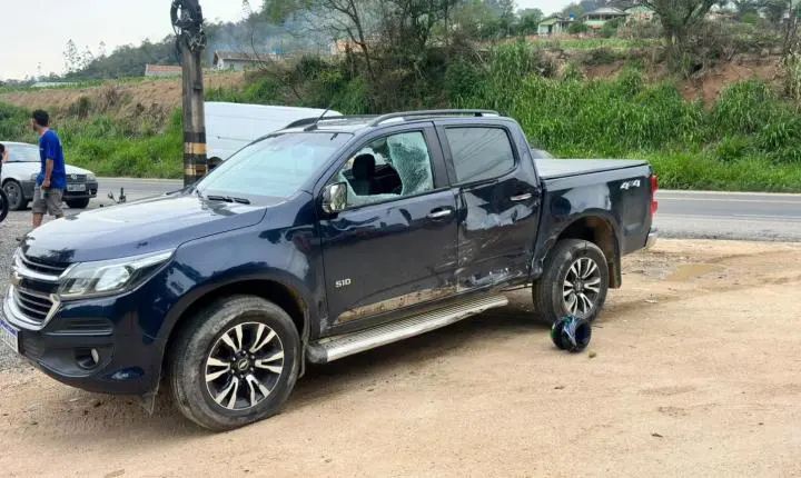 Motociclista fica gravemente ferido após colisão com caminhonete na SC-370 em Braço do Norte