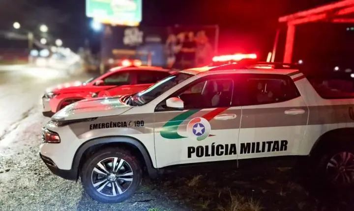 🚗 Motorista bêbado e armado com cocaína tenta atropelar policial durante perseguição em Tubarão