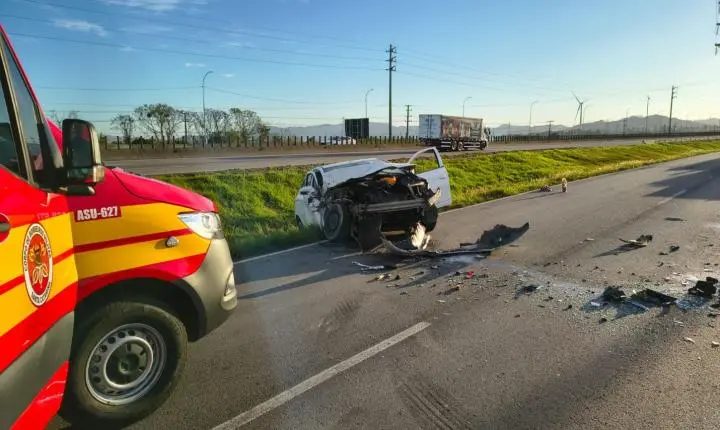 Motorista de 36 anos fica ferido após colidir Onix na traseira de caminhão Volvo em Tubarão