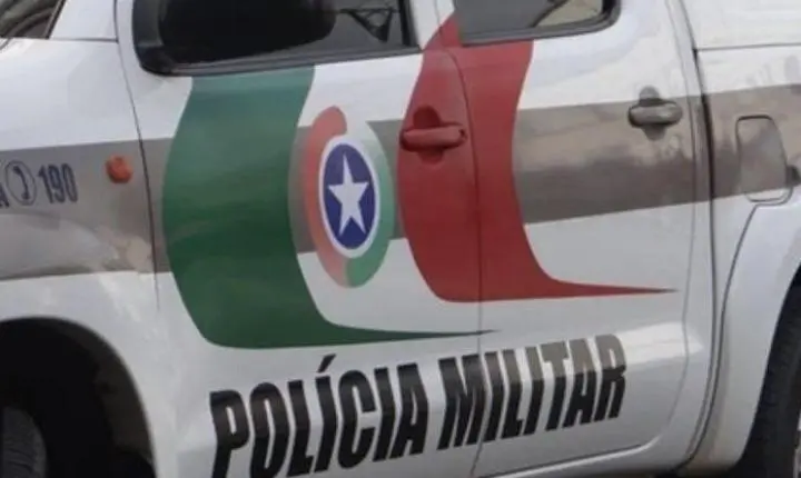 💥 Motorista se distrai e colide contra poste em Braço do Norte