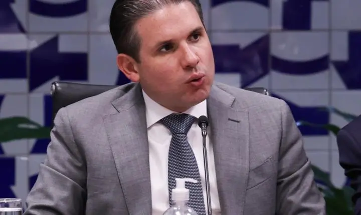 Motta convoca reunião de líderes para votar PL do fim da escala 6x1