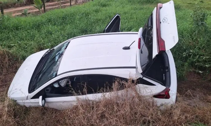 Mulher de 72 anos fica presa às ferragens após saída de pista na SC-370 em Braço do Norte
