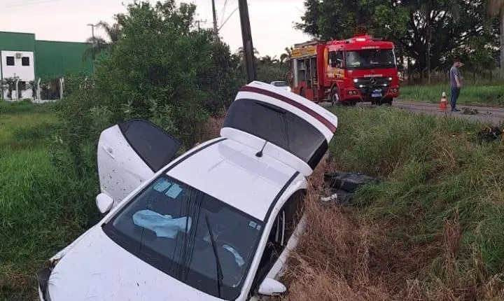 Mulher de 72 anos fica presa às ferragens após saída de pista na SC-370 em Braço do Norte