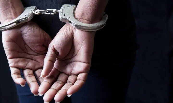 Mulher é presa após adulterar etiquetas de preço e usar autoatendimento em supermercado