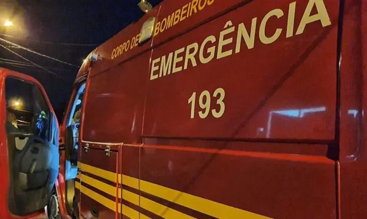 Mulher morre após colidir Biz contra caminhão estacionado em Braço do Norte