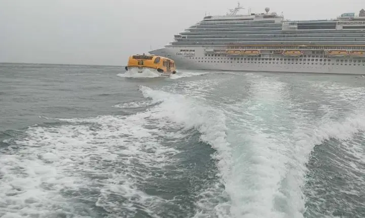 🚑 Navio cruzeiro faz parada em Laguna para desembarque médico de passageira