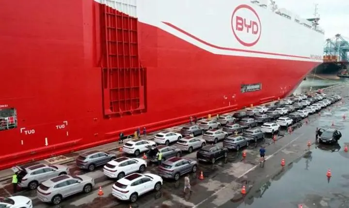 🚗 Navio gigante da BYD atraca no Porto de Itajaí com 7,2 mil veículos elétricos e híbridos