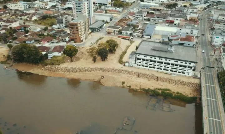 🌊 Obra de contenção nas margens do Rio Braço do Norte atinge 30% de execução