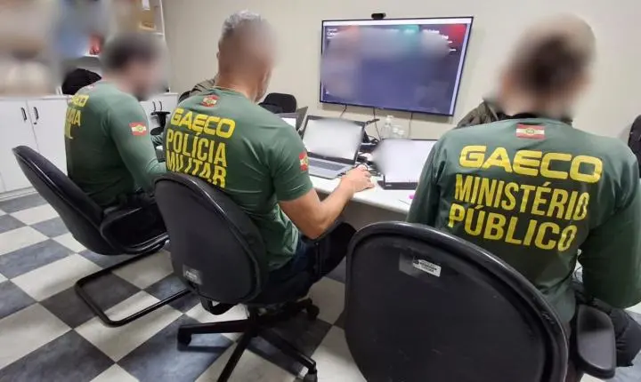 🛑 Operação DESMOS cumpre 26 mandados e prende três pessoas contra o crime organizado em SC