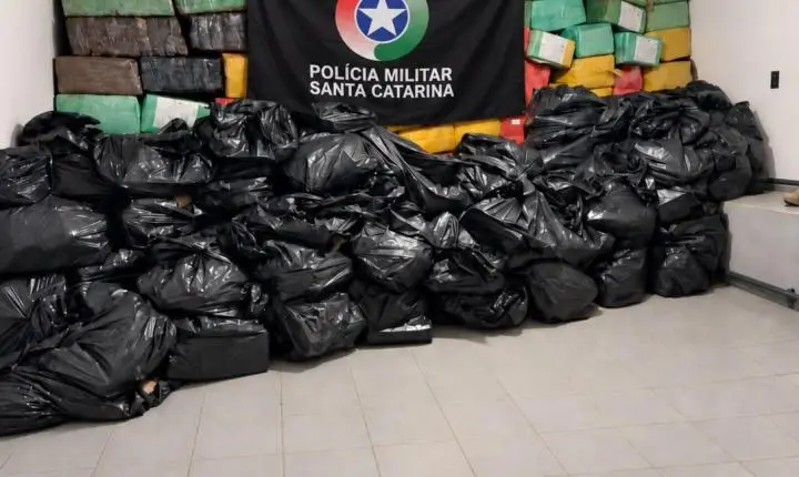 Operação do Batalhão de Polícia de Choque resulta em prisão de homem de 27 anos no bairro Alto Aririú