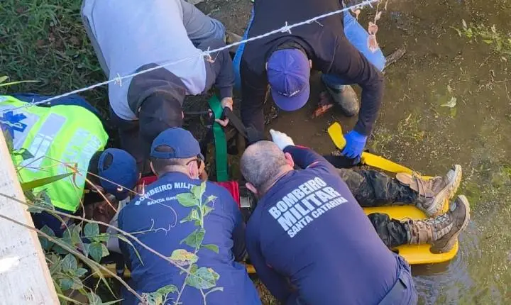 👷 Operário cai de ponte durante obras e é resgatado de rio pelos Bombeiros em Tubarão