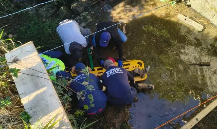 👷 Operário cai de ponte durante obras e é resgatado de rio pelos Bombeiros em Tubarão