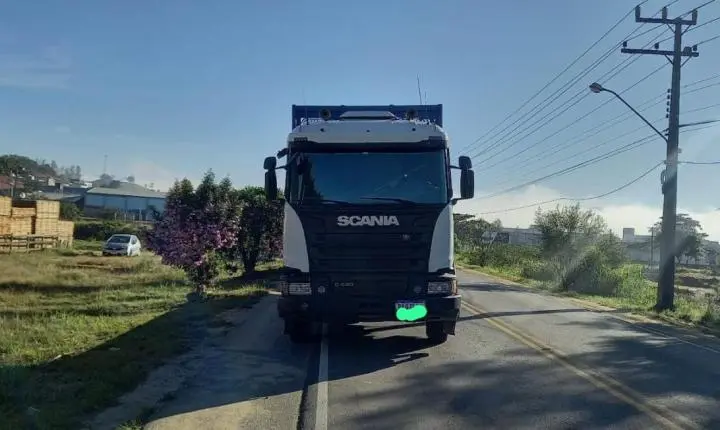 🚨 Pedestre de 57 anos sofre ferimentos graves após ser atropelada por caminhão na SC-435, em Armazém