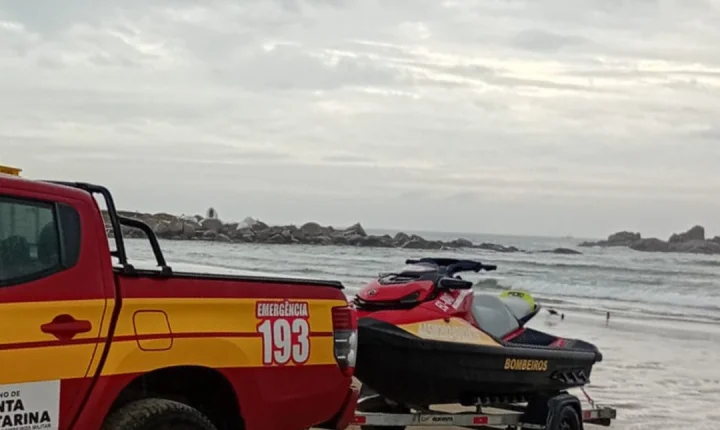 Pescador de 43 anos morre afogado após cair de costão na Praia do Farol em Laguna