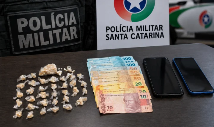 PM apreende adolescentes e conduz jovem por tráfico de drogas em Tubarão