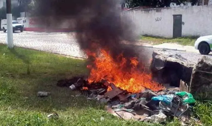 🚔 PM flagra queima irregular de lixo e registra crime ambiental no litoral