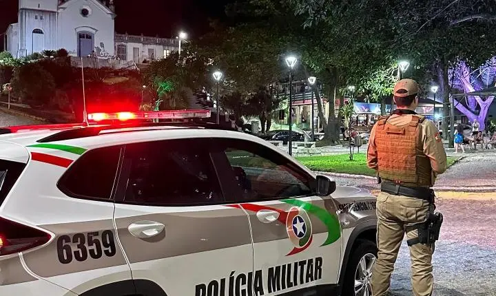 🚔 PM localiza moto furtada escondida sob lona em condomínio de Garopaba