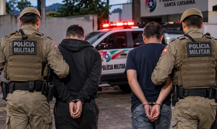 Polícia Militar cumpre mandados de prisão por tráfico e homicídio em Tubarão