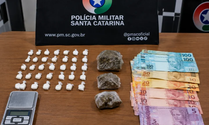 Polícia Militar desarticula ponto de comercialização de entorpecentes no bairro Renascer