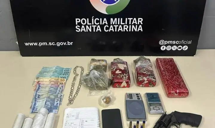 🚨 Polícia Militar prende homem com revólver e mais de 2 kg de drogas em Forquilhinha