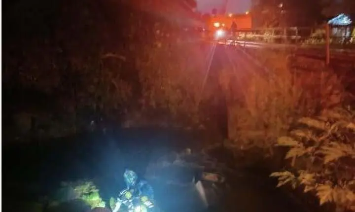 Policial mergulha em rio para salvar motorista após grave acidente no Sul de SC