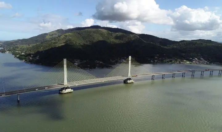 Ponte Anita Garibaldi na BR-101 segue totalmente interditada em Laguna, mas sem filas na manhã deste domingo