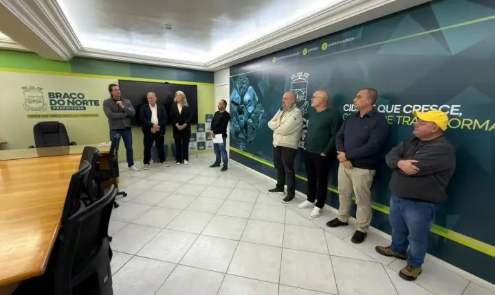 📰 Prefeito de Braço do Norte transmite cargo ao vice Duda Schueroff devido a período de férias