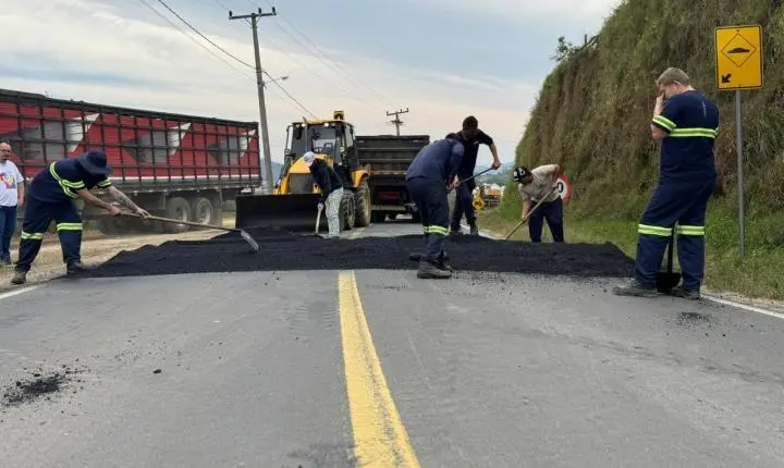 Prefeitura de São Ludgero instala novos redutores de velocidade em três comunidades