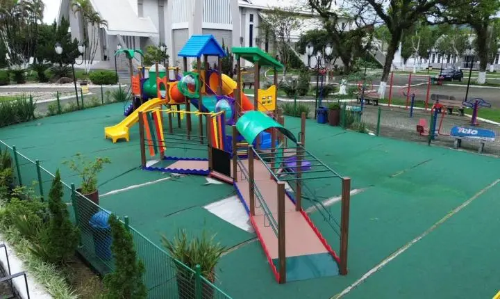 Prefeitura de São Ludgero instala parquinho infantil acessível e nova quadra de futebol na Praça Central