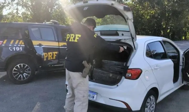 📢 PRF apreende mais de 400 kg de maconha e prende casal na BR-101