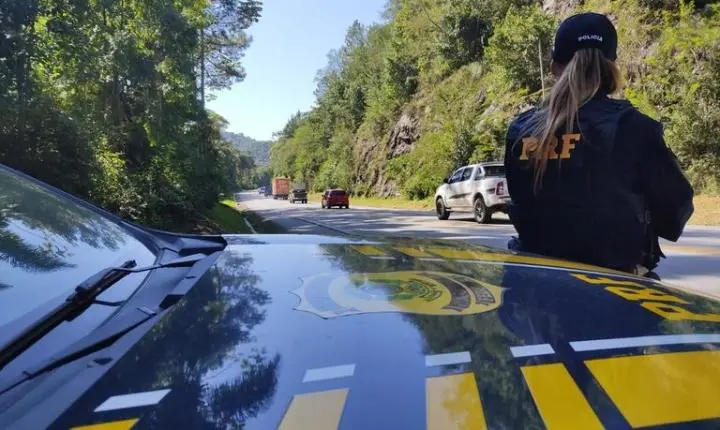 🚔 PRF encerra Operação Tiradentes em SC com 2,5 mil multas e cinco mortes