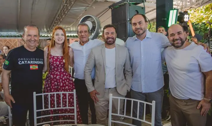 📸 Publicação de Ana Campagnolo sem Carlos Bolsonaro causa atrito no PL