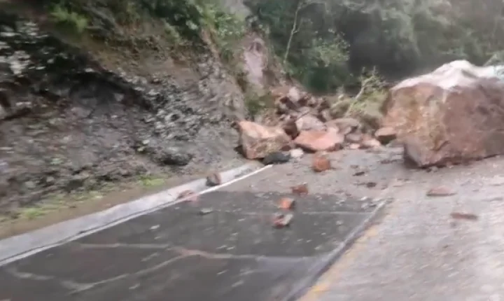 Queda de barreiras interdita a Serra do Rio do Rastro na SC-390