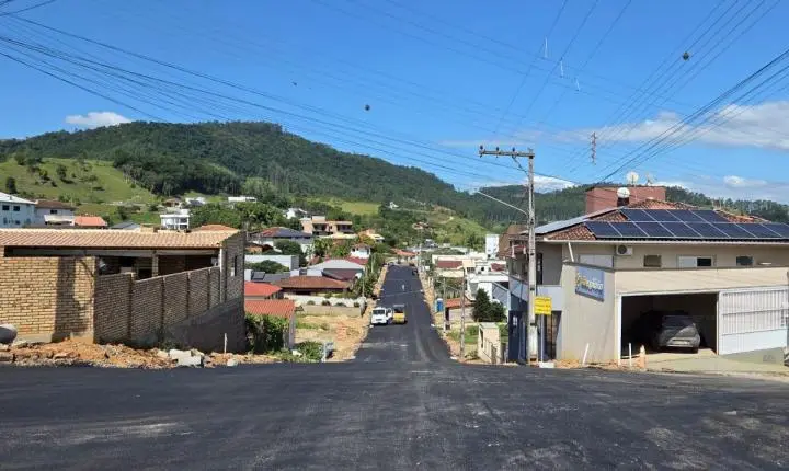 🛣️ Rua Teodoro Rodolfo Heidemann recebe pavimentação asfáltica em Rio Fortuna