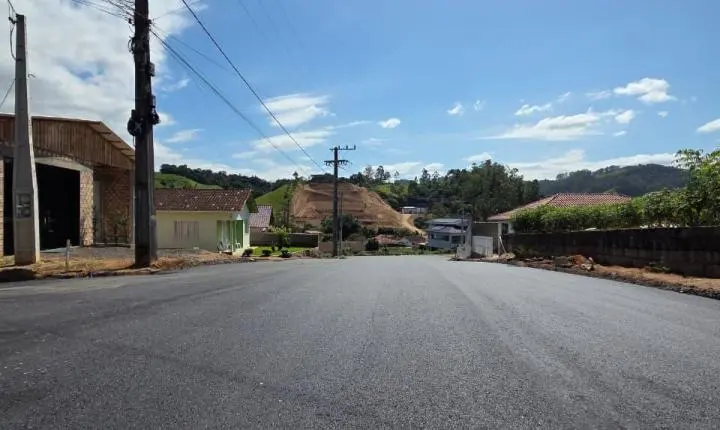 🛣️ Rua Teodoro Rodolfo Heidemann recebe pavimentação asfáltica em Rio Fortuna