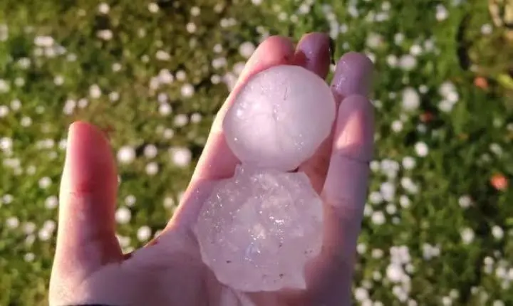 Segunda-feira tem alerta máximo para chuva volumosa e temporais em SC; terça-feira traz entrada de ar frio e mínimas de 5°C