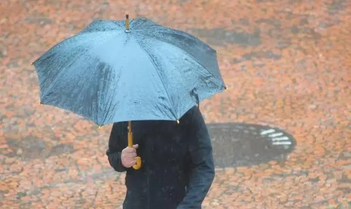 Semana começa com frio persistente, predomínio de nuvens e chuva contínua do Norte ao Litoral de Santa Catarina