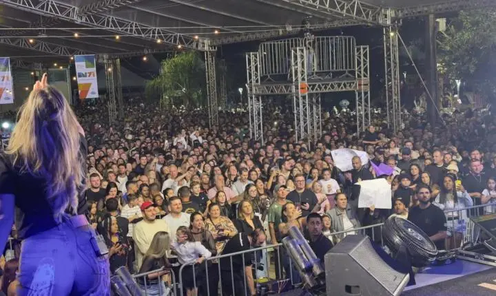 Show nacional de Mariana Fagundes atrai mais de 10 mil pessoas na comemoração dos 71 anos de Braço do Norte