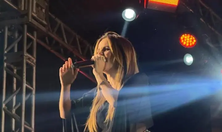 Show nacional de Mariana Fagundes atrai mais de 10 mil pessoas na comemoração dos 71 anos de Braço do Norte