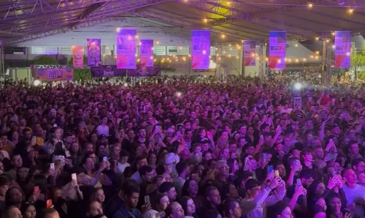 Show nacional de Mariana Fagundes atrai mais de 10 mil pessoas na comemoração dos 71 anos de Braço do Norte
