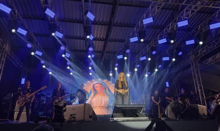 Show nacional de Mariana Fagundes atrai mais de 10 mil pessoas na comemoração dos 71 anos de Braço do Norte